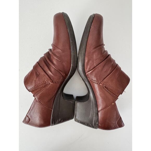 CLARKS Womens 8.5 Slip-On Heels  Brown Leather Comfort Low Heel Work Shoes - Picture 6 of 9